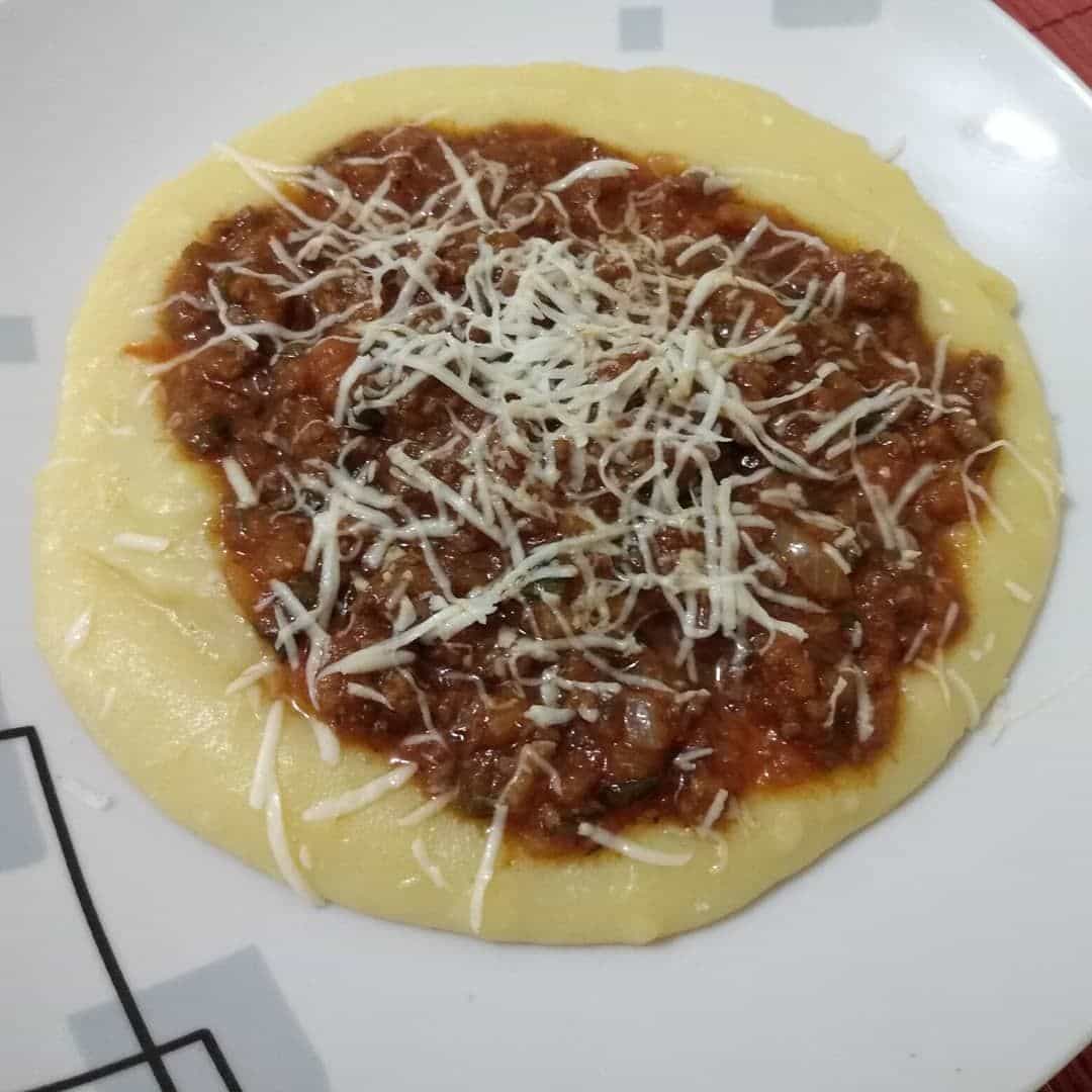 Polenta com molho à bolonhesa