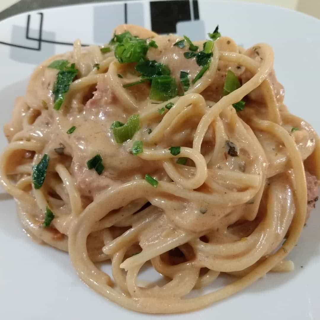 Macarrão com molho de strogonoff de linguiça