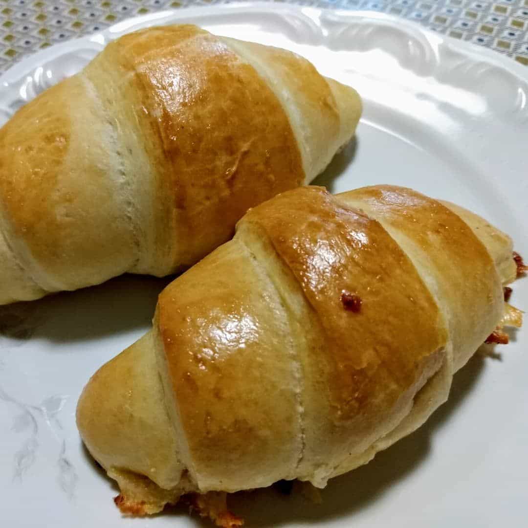 Croissant prático de presunto e queijo