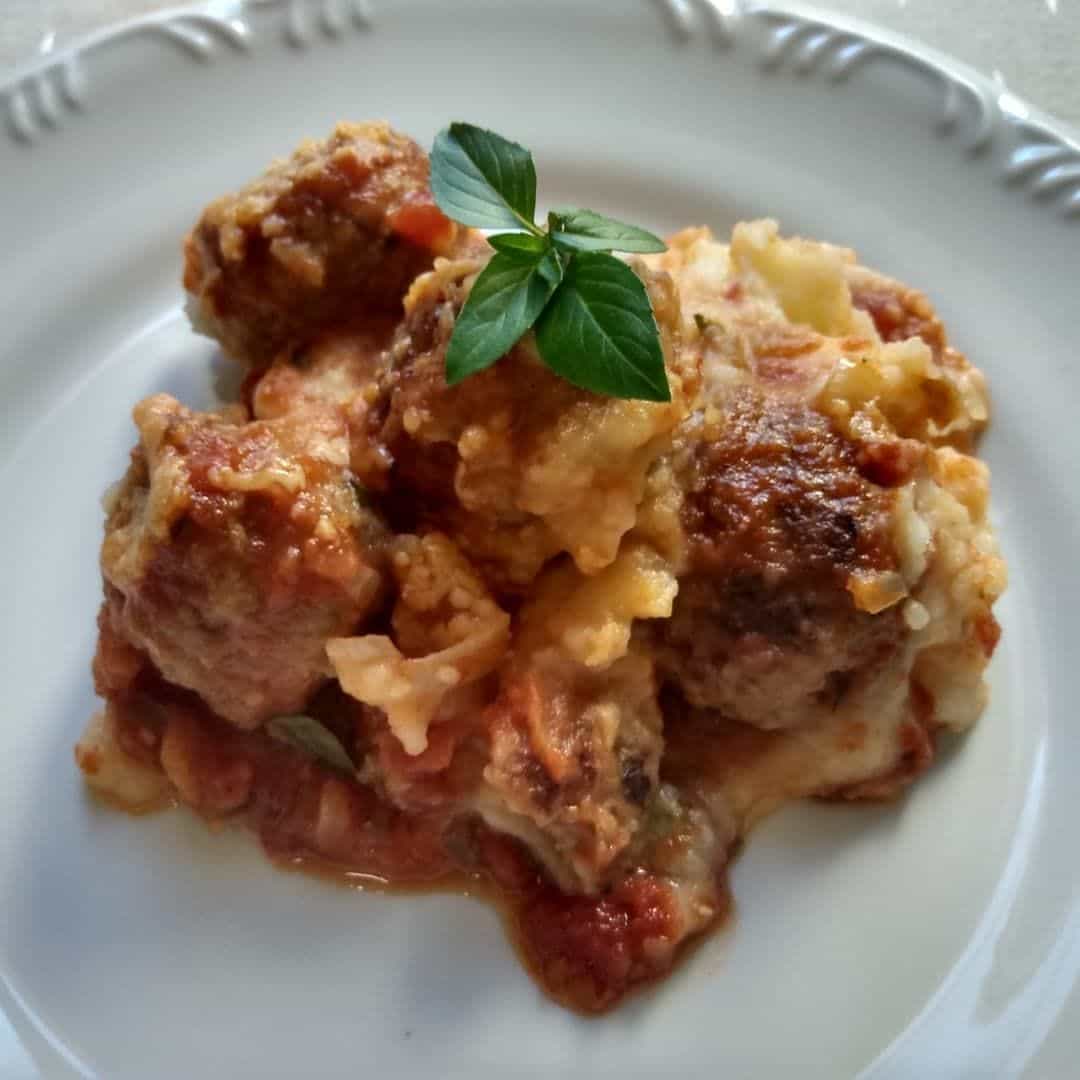 Almôndega ao sugo com purê de batata