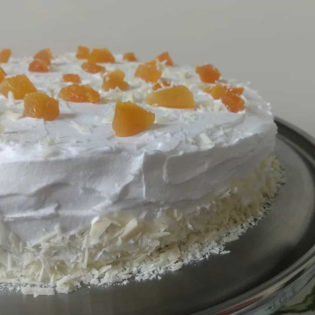 Bolo de damasco e chocolate branco