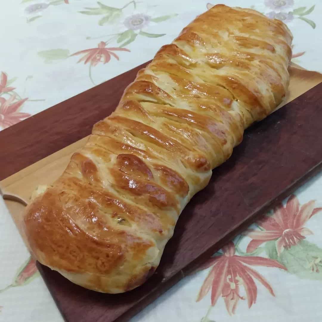 Pão trançado com recheio de quatro queijos