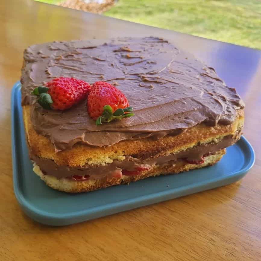 Bolo branco com creme de chocolate e morangos